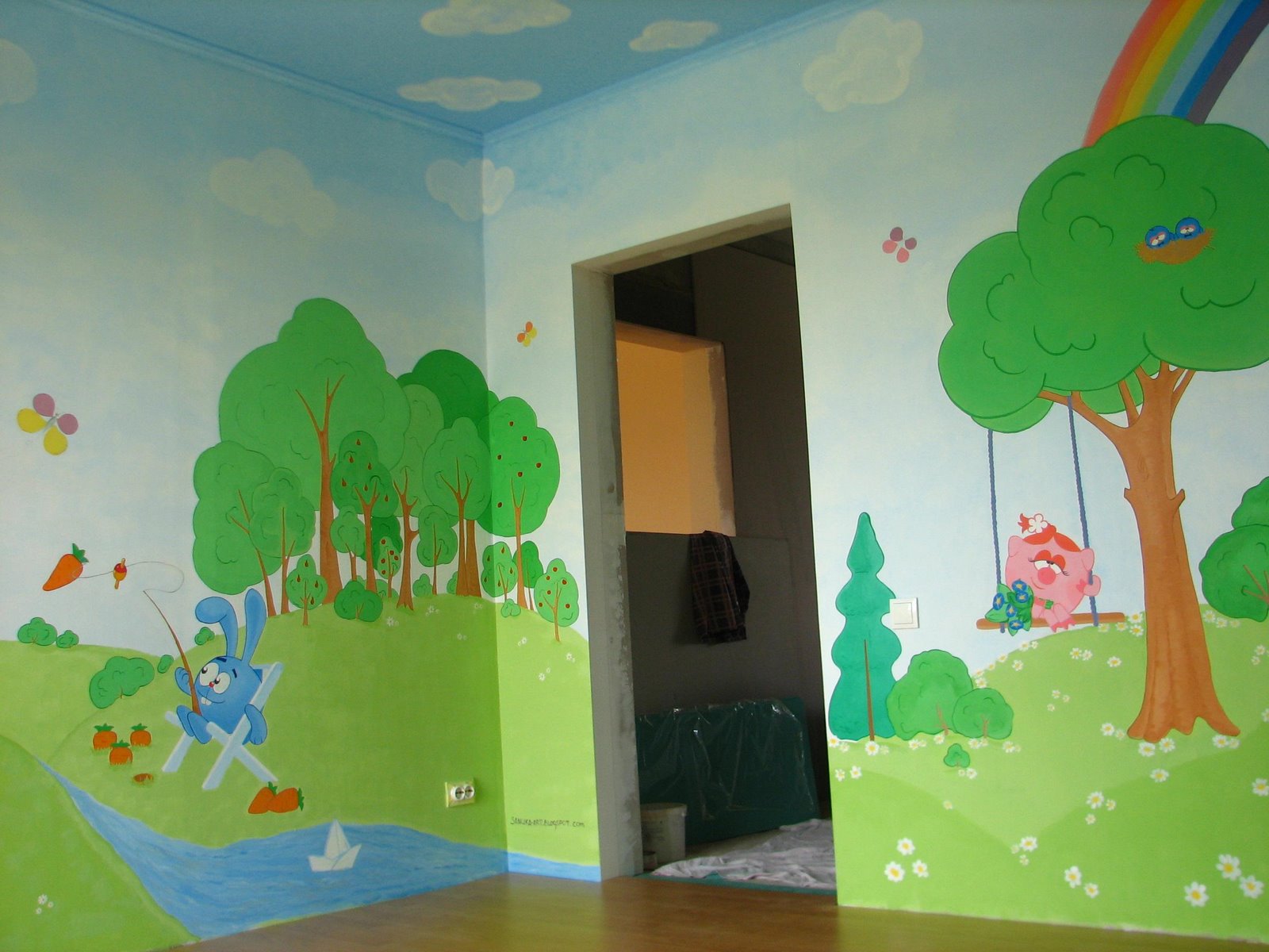 Разукрасить стены в детском саду